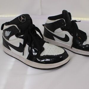 Nike Kids Shoes 2Y | Black/White | Excellent Condition